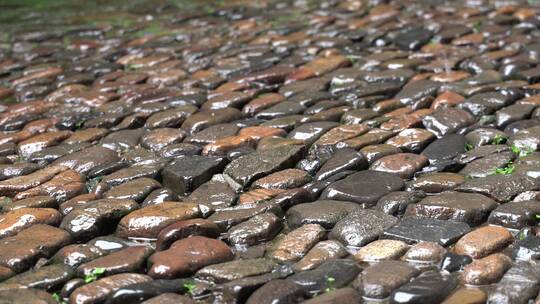 下雨天石子路面雨滴石头路雨水积水