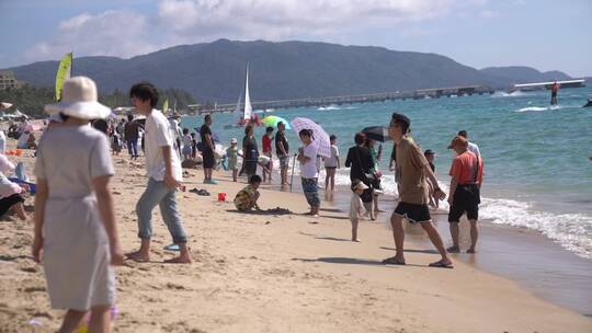 三亚海滩海上摩托艇冲浪游客