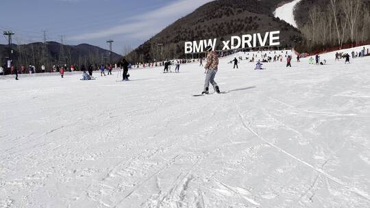 户外滑雪滑雪场滑雪的人视频素材模板下载