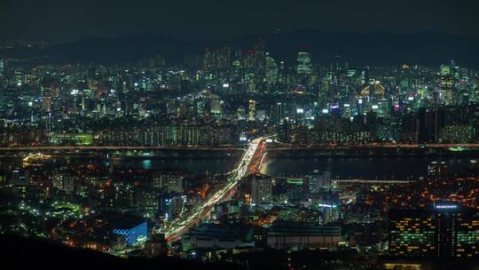首尔五颜六色的城市夜景和交通