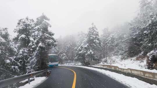 行车记录：行驶在雪天高山蜿蜒公路