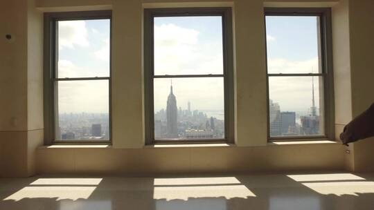 从高层建筑的窗户看城市景观视频素材模板下载