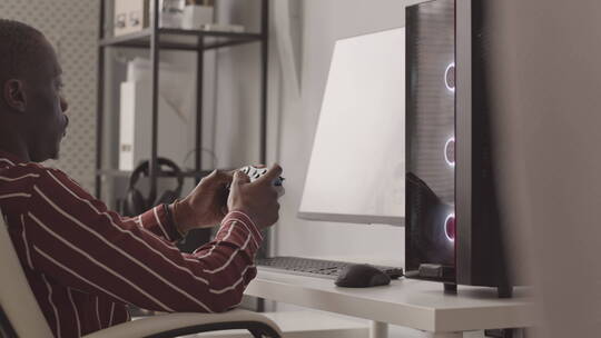 黑人用控制器在PC上玩游戏