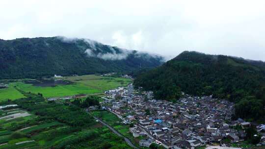 云雾缭绕的湿地公园山脉村庄航拍