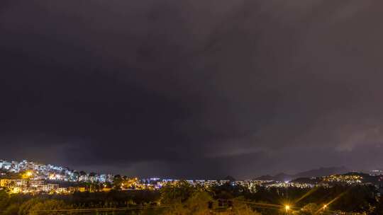 夜间城市上空雷暴的时移