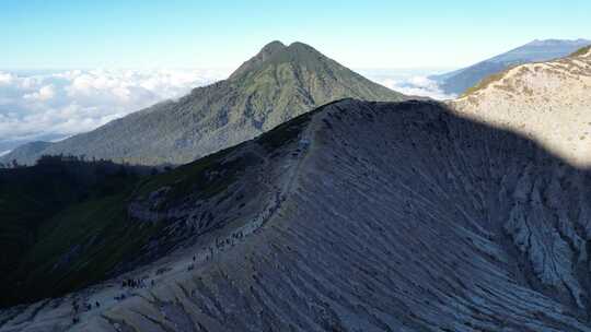 印度尼西亚Java岛卡瓦伊延火山顶部游客