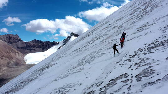 西藏拉萨当雄廓琼岗日雪山洛堆峰登山滑雪