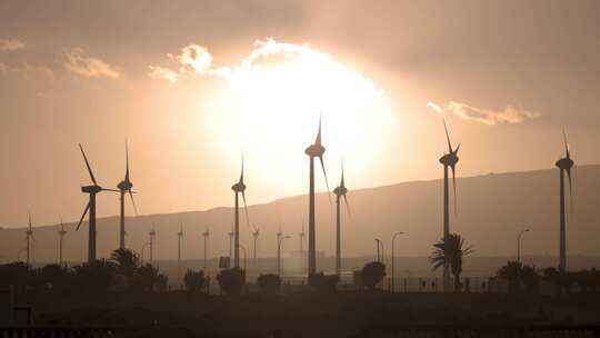加那利群岛日落时的风力涡轮机