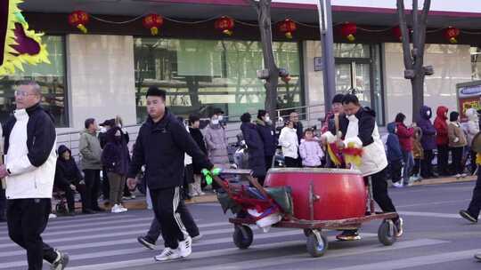 街头春节民俗敲鼓表演