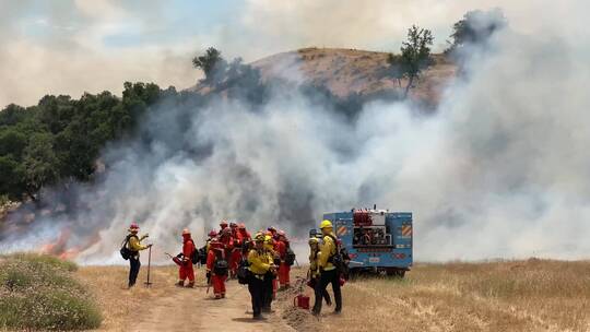 消防员在加州灭火