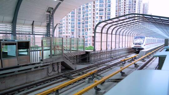 武汉地铁站列车进站视频素材模板下载