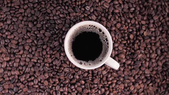 俯拍咖啡杯放在咖啡豆中旋转