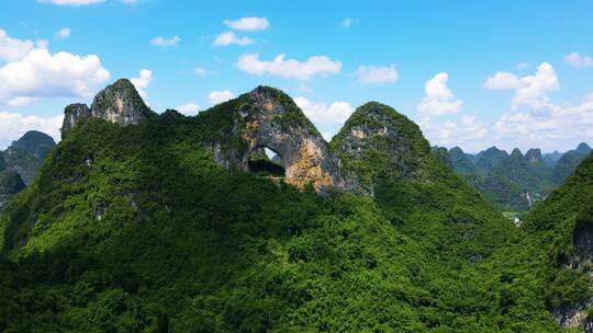 广西桂林山水阳朔月亮山