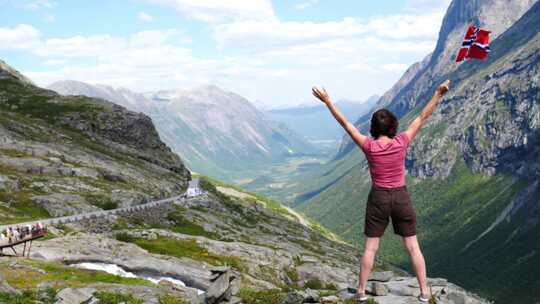 Trollstigen地区悬挂挪威国旗的