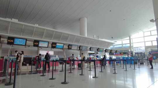 杭州萧山国际机场大家排队买飞机票视频素材模板下载