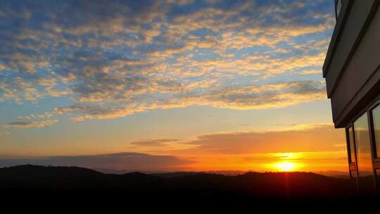 飞机飞过天空的金色日落4k