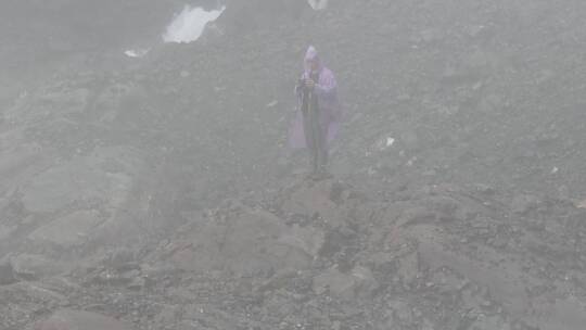 雨崩冰湖雾天航拍