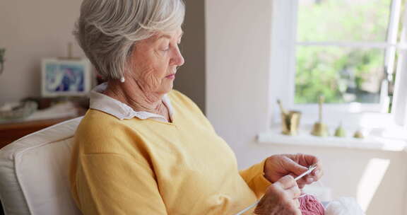 老年人、妇女和针织线，为了放松退休时的创
