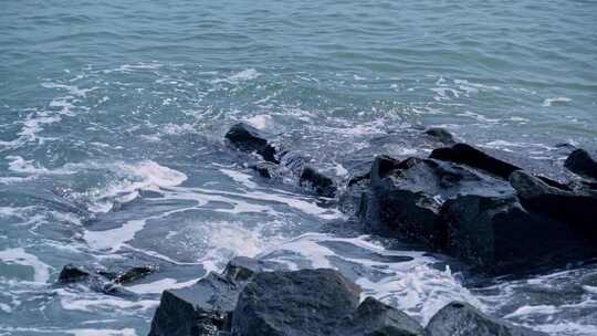 海浪海水冲刷拍打海滩礁石