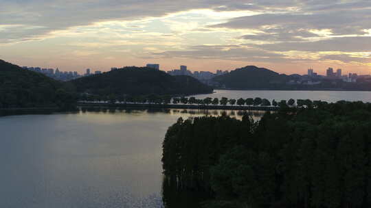 航拍武汉东湖绿道傍晚湖面夕阳