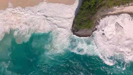 巴厘岛佩妮达海浪浪花沙滩礁石航拍