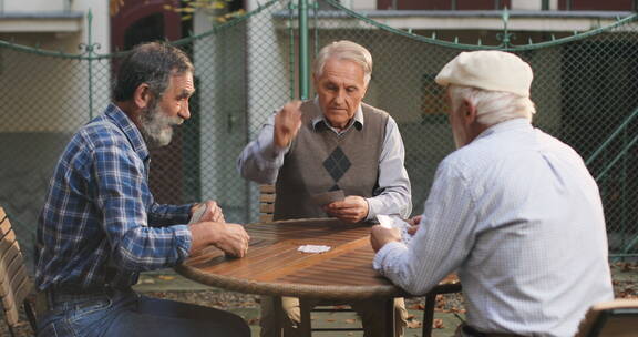 退休老人围着桌子打牌
