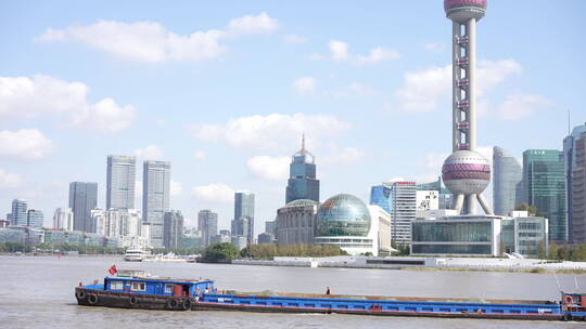 上海外滩货船东方明珠陆家嘴蓝天白云