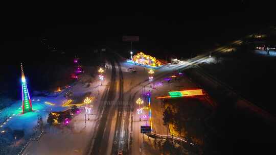 雪夜城市道路彩灯装饰的夜景航拍