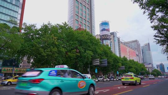 上海街道上的车流