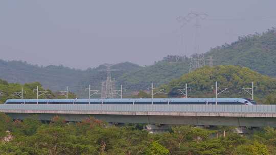 高铁动车从山洞中快速驶出