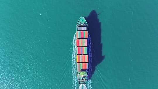 航拍俯拍海上货运集装箱船