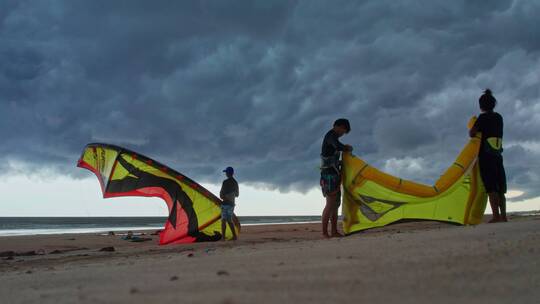 风筝冲浪运动员乌云下整理风筝