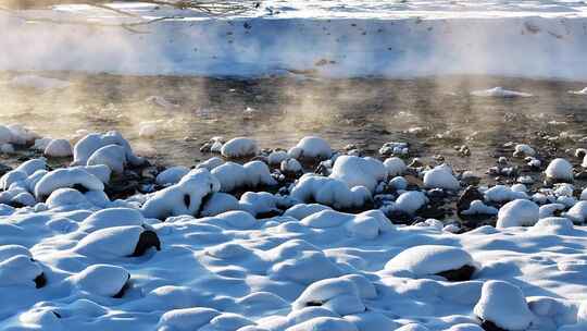 冬天东北阿尔山火山口不冻河日出