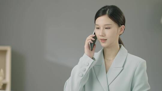 气质女白领办公玩手机喝咖啡接打电话看杂志