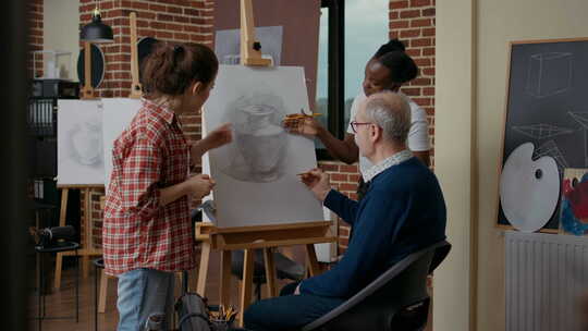 老师和学生帮助老人在画布上画花瓶
