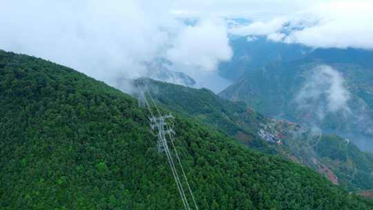 大山里的高压输电航拍