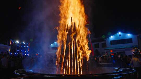 民族传统节日庆典活动篝火火堆载歌载舞现场