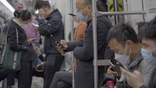 2023广州地铁人流上下班高峰期看手机视频素材模板下载