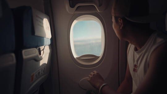 飞机内看向窗外风景视频素材模板下载