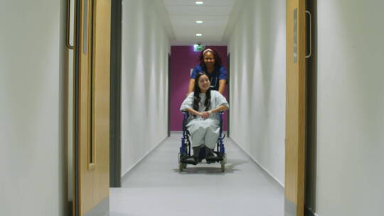 女护士推轮椅上快乐的病人