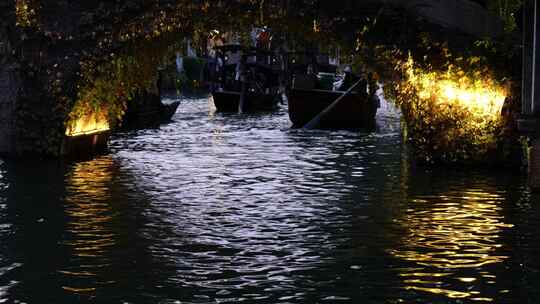 乌镇夜景乌篷船在河里前行的风光视频素材模板下载