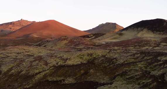 日落时的沙漠丘陵和山脉视频