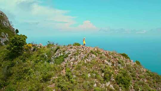 观光，女人，崎岖的山顶，海岸