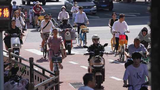 电动车大军出行过马路