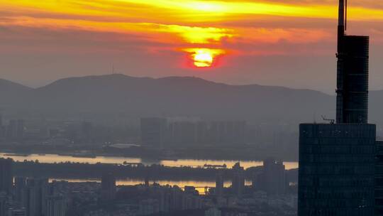 航拍日落时的南京玄武湖和城区风光