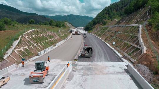 高速公路建设视频高速公路铺设路面