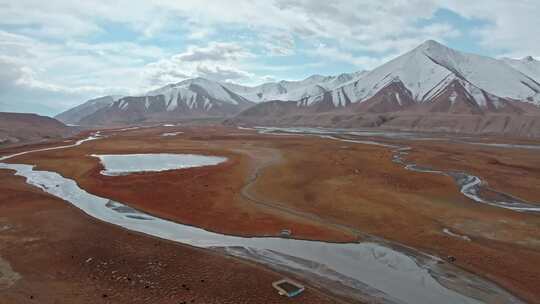 雪山下的河谷