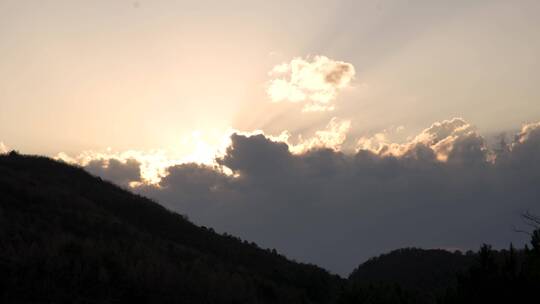 石头山夕阳喀斯特地貌广西