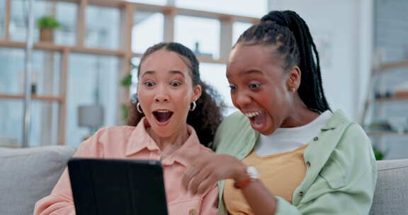 女性、平板电脑和在家庭沙发上庆祝胜利、贷