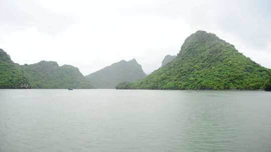 海湾下雨天的风景